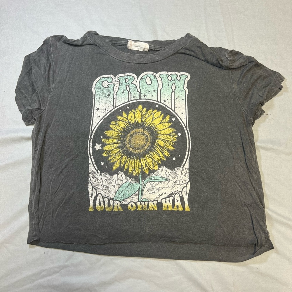 GRAPHIC TEES